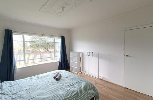 St. Albans House | Spacious Queen Room in Newly Renovated Home - SA1