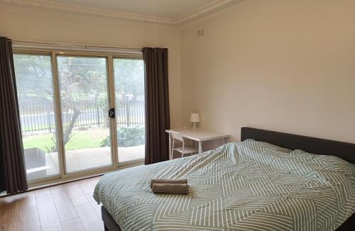 St. Albans House | Spacious Queen Room near Train and Shops - SA2