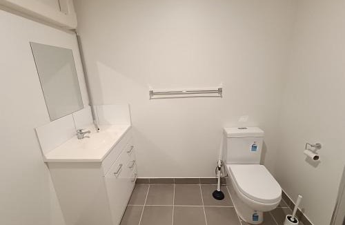 St. Albans House | Spacious Queen Room near Train and Shops - SA2