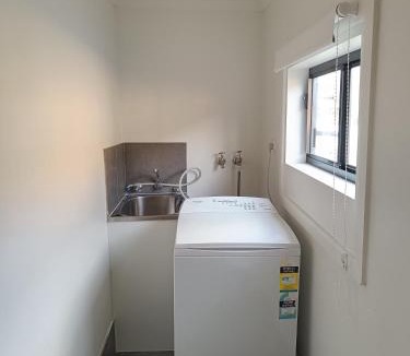 St. Albans House | Spacious Queen Room near Train and Shops - SA2