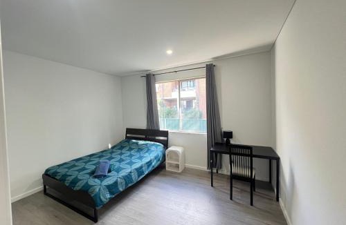 Guildford House | Spacious Queen Room - Train Station - NG5