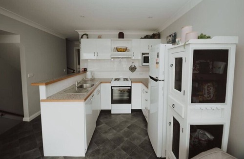 Warrnambool Apartment | Spacious refurbished apartment close to beach