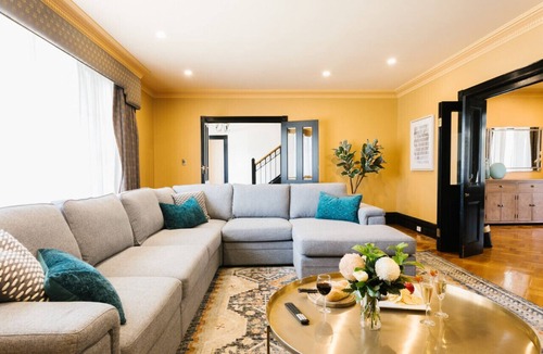 Lockleys House | Spacious Retreat: Enjoy the Beach & City