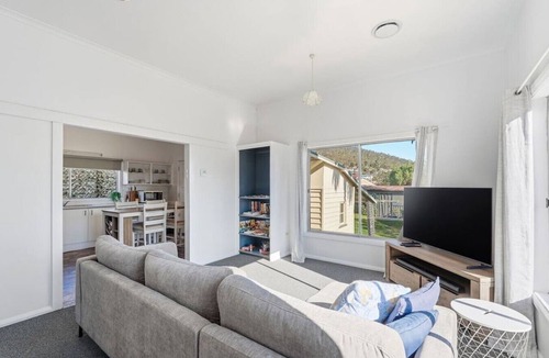 New Norfolk House | Spacious Stay in New Norfolk