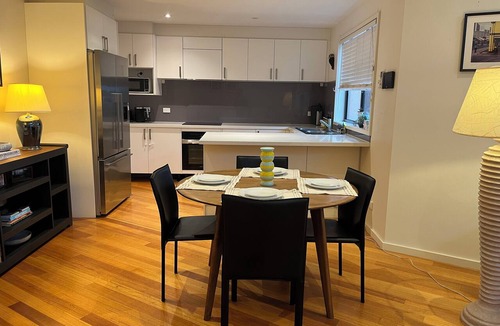 Fitzroy North House | Spacious & Stylish 2BR Townhouse · Heart of Fitzroy North (Free Parking)