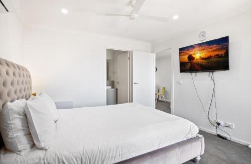 Tarneit House | Spacious Tarneit Home with Private Garden