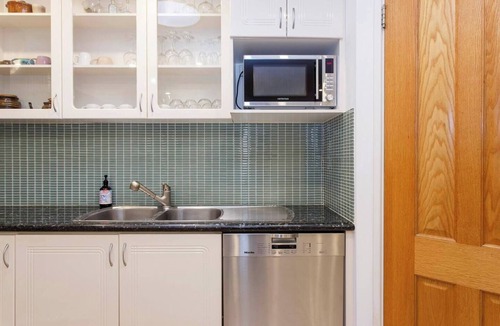 Fremantle House | Spacious walkable home with garden courtyard