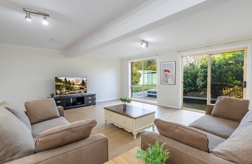 Mount Victoria House | Spring Garden with air-conditioning and a large back garden
