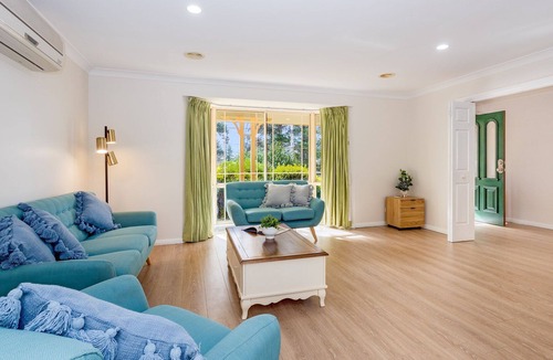 Mount Victoria House | Spring Garden with air-conditioning and a large back garden