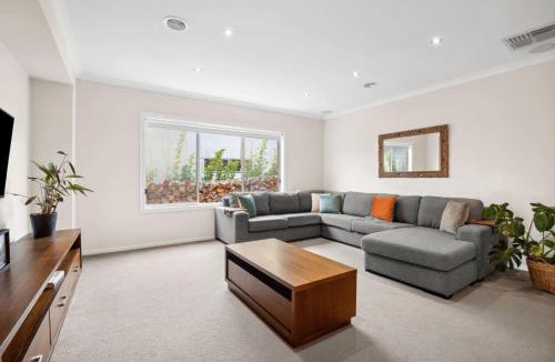 Torquay House | Spring Valley family haven with serene views
