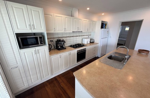 Melville House | St Helen's-Absolute Beach Front, off peak special!