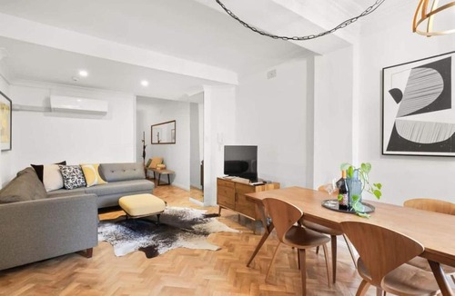 Kings Cross Apartment | St James, Art Deco Dream - 2 Bedrooms w Aircon