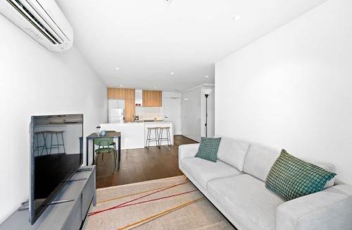 Saint Kilda South Apartment | St Kilda 1BR Apt with City Views & Parking Close to Beach & Tram