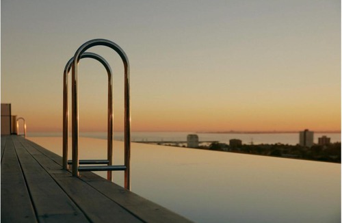St Kilda Apartment | St Kilda Parkside Retreat Rooftop City Views