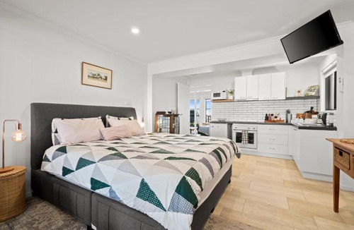 St Leonards Apartment | St. Leonards Bay Views