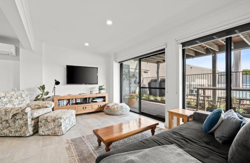 St Leonards Apartment | St. Leonards Bay Views