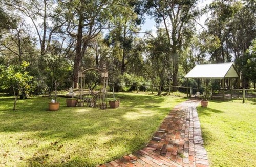 Mount Helena House | Station House - Charming Country Home
