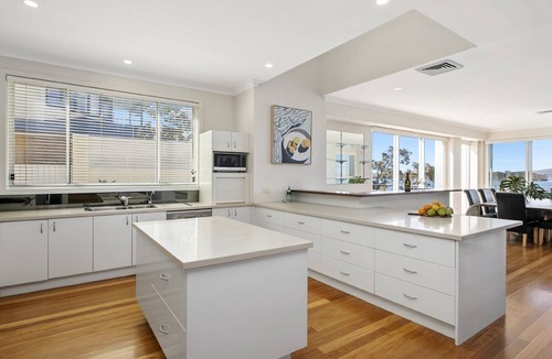 Point Clare House | Stay 3 nights, pay 2 this Winter*
