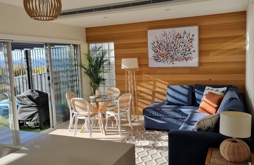Corlette Apartment | Stay 3/Pay2 nights (T&C’s) 'Dolphin Shores' *1SUPs+3Kayaks* WATERFRONT