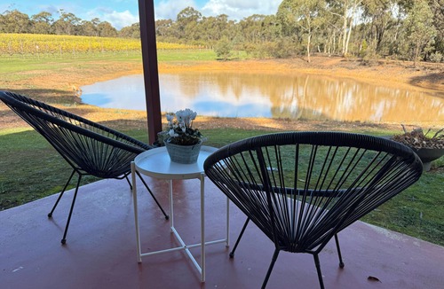 Myers Flat Cottage | Stay amongst the vines of Sandhurst Ridge Winery. Tranquil stay close to Bendigo
