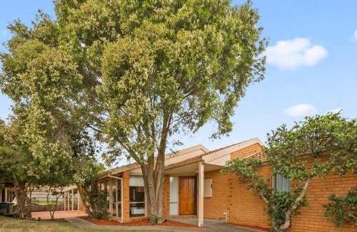 Narre Warren South House | StayAU 3BRM Family Home Netflix Pet-Friendly