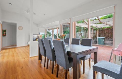 Narre Warren South House | StayAU 3BRM Family Home Netflix Pet-Friendly