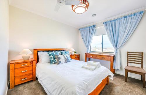 Sanctuary Lakes House | StayAU 5BR Idyllic Lakefront Escape Point Cook