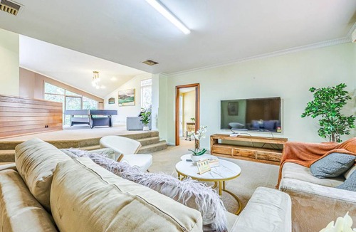 Mont Albert North House | StayAU Comfortable Two-Story wPool Table&Backyard