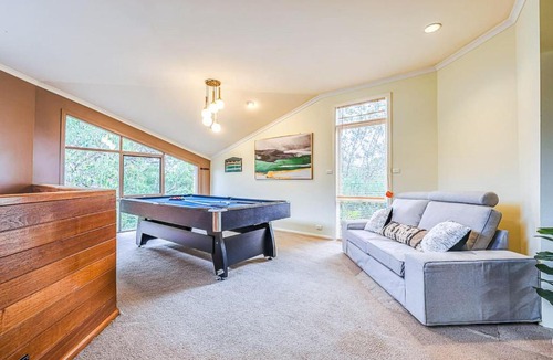 Mont Albert North House | StayAU Comfortable Two-Story wPool Table&Backyard