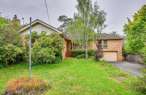 Mont Albert North House | StayAU Comfortable Two-Story wPool Table&Backyard
