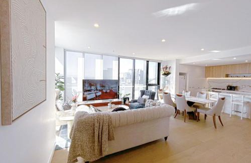 Box Hill Apartment | StayAU Elegant 3BR Penthouse with Stunning Views