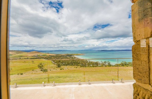 Carlton River House | StayAU Pet-friendly Coastal&Bay Views w/fireplace