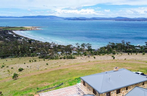 Carlton River House | StayAU Pet-friendly Coastal&Bay Views w/fireplace