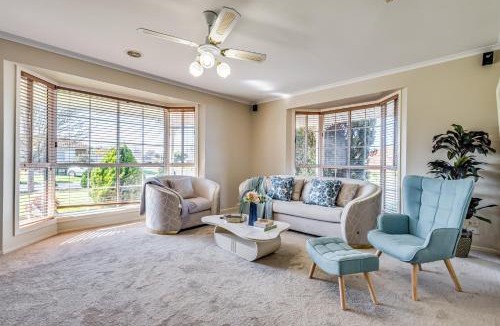 Seabrook House | StayAU Tranquil 4BR Lakeside Retreat in Seabrook