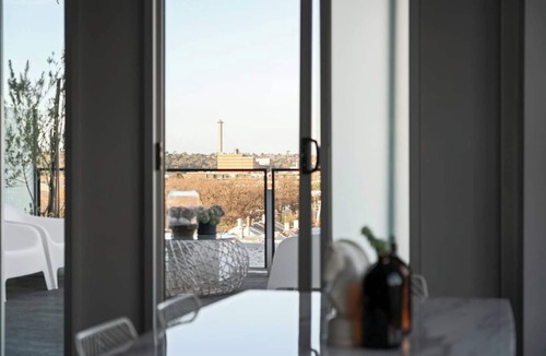 East Melbourne Apartment | Stellar| Lux Living, Pool & Gym