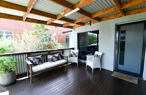 Dubbo House | Sterling House - Spacious Deck, BBQ, Pets Allowed, Located close by to Orana Ou