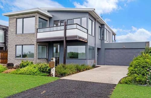 Port Fairy House | STONE and SEA - This is truly a luxurious coastal haven, with lots of space and amazing ocean views
