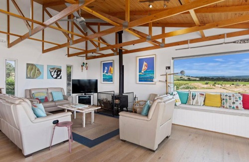 Carrickalinga House | Stones Throw 26 River View Drive