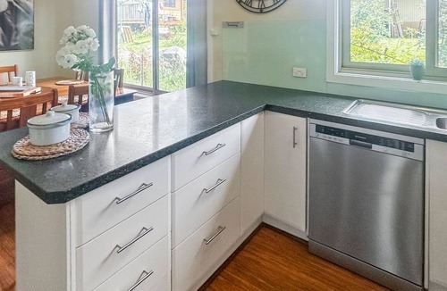 Jindabyne House | Stonewall - 4 bedroom, pet-friendly home