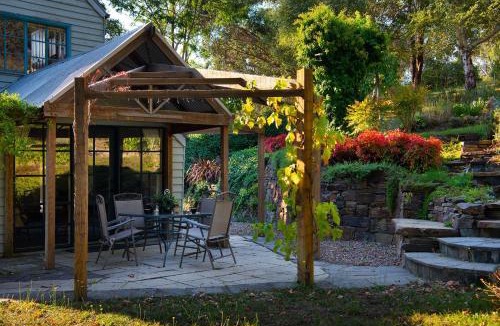 Daylesford House | Storybook Cottage-surrounded by beautiful gardens