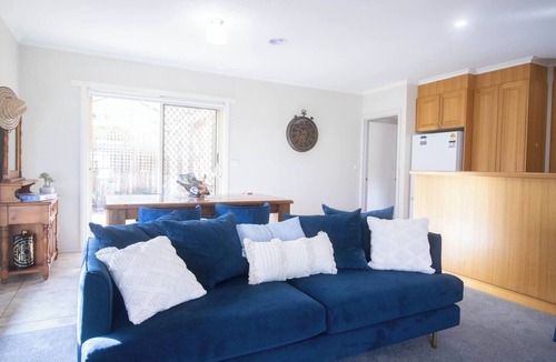 Ballarat East House | Stress-free stay: secure garage parking on site, fast Wi-Fi and fully equipped kitchen. Walk everywhere: just 2-minutes to cafes, IGA supermarket, chemist and public transport—no car needed! Book to enjoy heritage charm steps from city conv