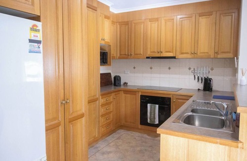 Ballarat East House | Stress-free stay: secure garage parking on site, fast Wi-Fi and fully equipped kitchen. Walk everywhere: just 2-minutes to cafes, IGA supermarket, chemist and public transport—no car needed! Book to enjoy heritage charm steps from city conv