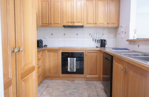Ballarat East House | Stress-free stay: secure garage parking on site, fast Wi-Fi and fully equipped kitchen. Walk everywhere: just 2-minutes to cafes, IGA supermarket, chemist and public transport—no car needed! Book to enjoy heritage charm steps from city conv