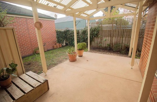 Ballarat East House | Stress-free stay: secure garage parking on site, fast Wi-Fi and fully equipped kitchen. Walk everywhere: just 2-minutes to cafes, IGA supermarket, chemist and public transport—no car needed! Book to enjoy heritage charm steps from city conv