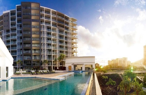 South Townsville Apartment | Studio Escape | Views, Dining, Stadium & CBD