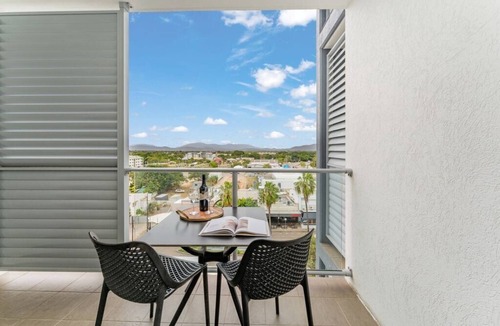 South Townsville Apartment | Studio Escape | Views, Dining, Stadium & CBD