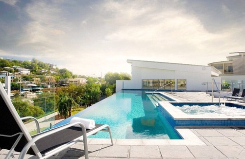 South Townsville Apartment | Studio Escape | Views, Dining, Stadium & CBD