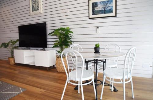 Hamlyn Heights House | Studio One Art Deco Escape - 5mins to Geelong CBD