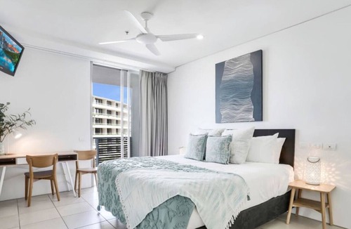 Cairns Central Business District Hotel | Studio Stay near Marina with Pool, Gym and Sauna