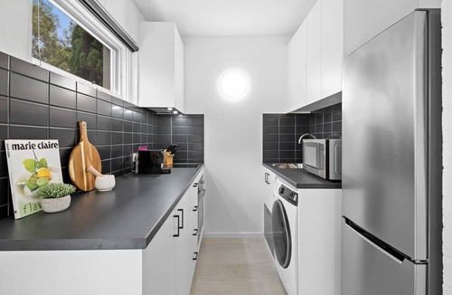 Parkville Apartment | Stunning 1-Bed Ground Floor Unit with Front Yard